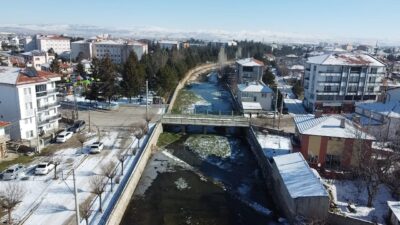 Şuhut ilçesinde etkili olan dondurucu soğuklar hayatı olumsuz etkiledi. Hava