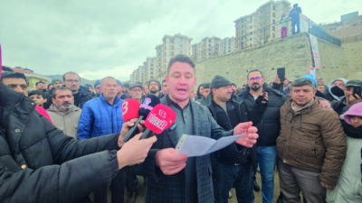 Gökçe TOKİ Konutları girişinde bir araya gelen hak sahipleri adına