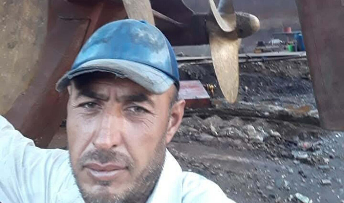 İzmir’in Aliağa ilçesindeki Gemi Söküm Bölgesi’nde, vincin kancasının yerinden çıkıp