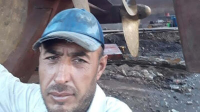 İzmir’in Aliağa ilçesindeki Gemi Söküm Bölgesi’nde, vincin kancasının yerinden çıkıp