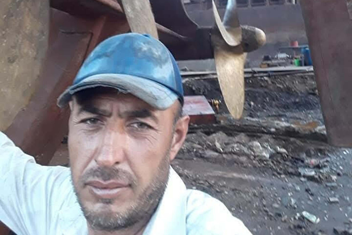 İzmir’in Aliağa ilçesindeki Gemi Söküm Bölgesi’nde, vincin kancasının yerinden çıkıp