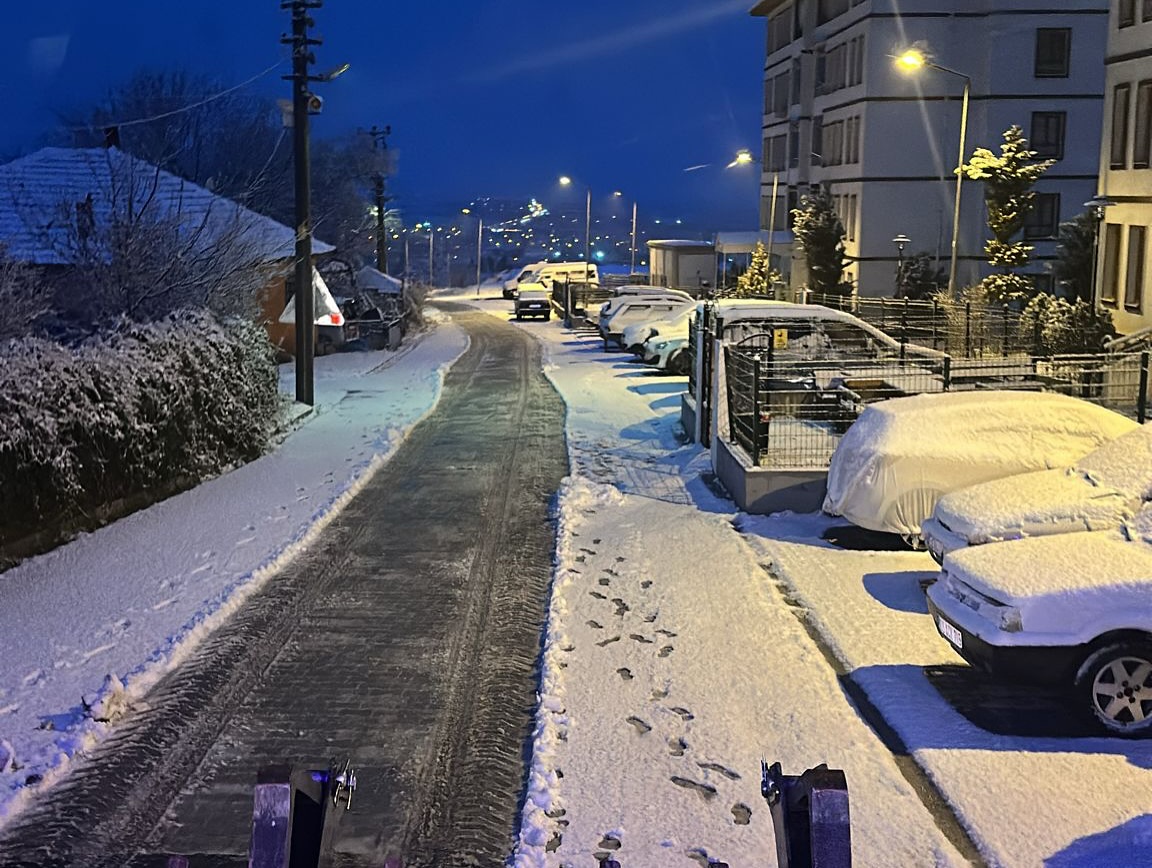 Yeni yıla kar yağışıyla giren Dinar’da, Belediye Başkanı Veysel Topçu’nun