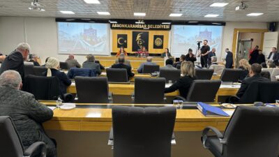 Toplantıda ilk olarak Aralık 2025 meclis tutanak özetleri oylanırken, belediyenin