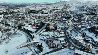 İscehisar Belediyesi’nden yapılan paylaşımda, kar yağışının rahmet ve bereket olduğuna