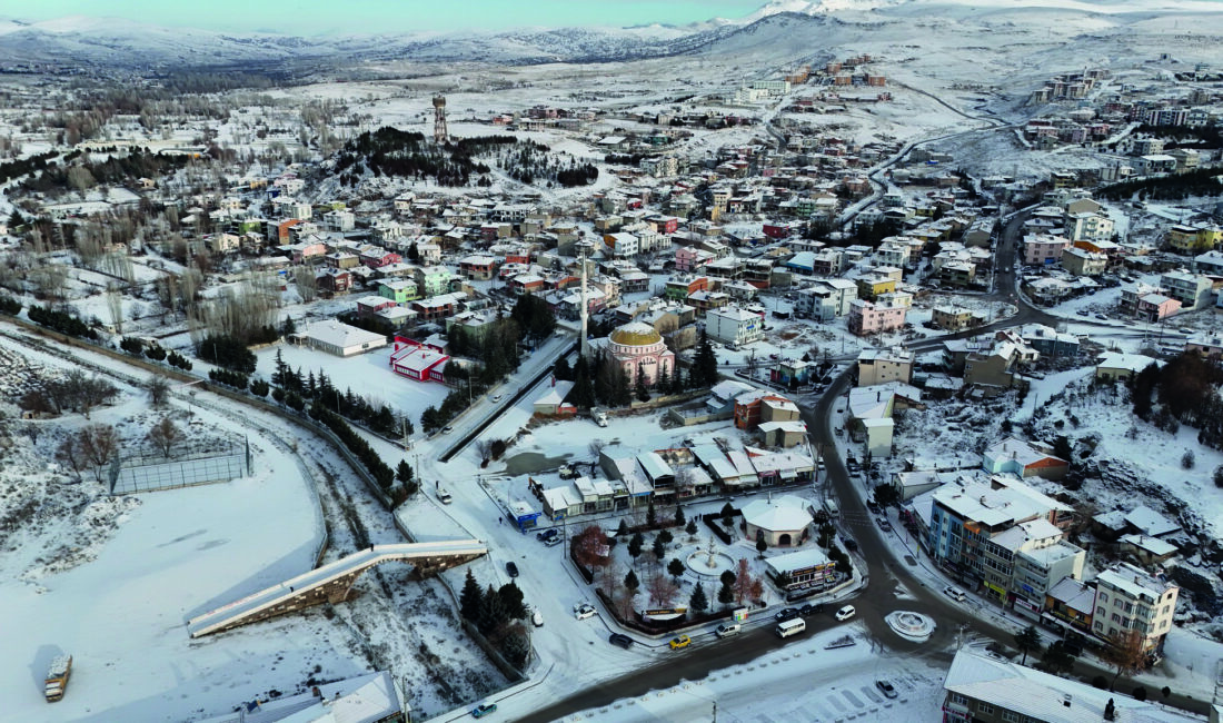 İscehisar’da gece saatlerinde etkisini göstermeye başlayan kar yağışı, ilçe genelinde