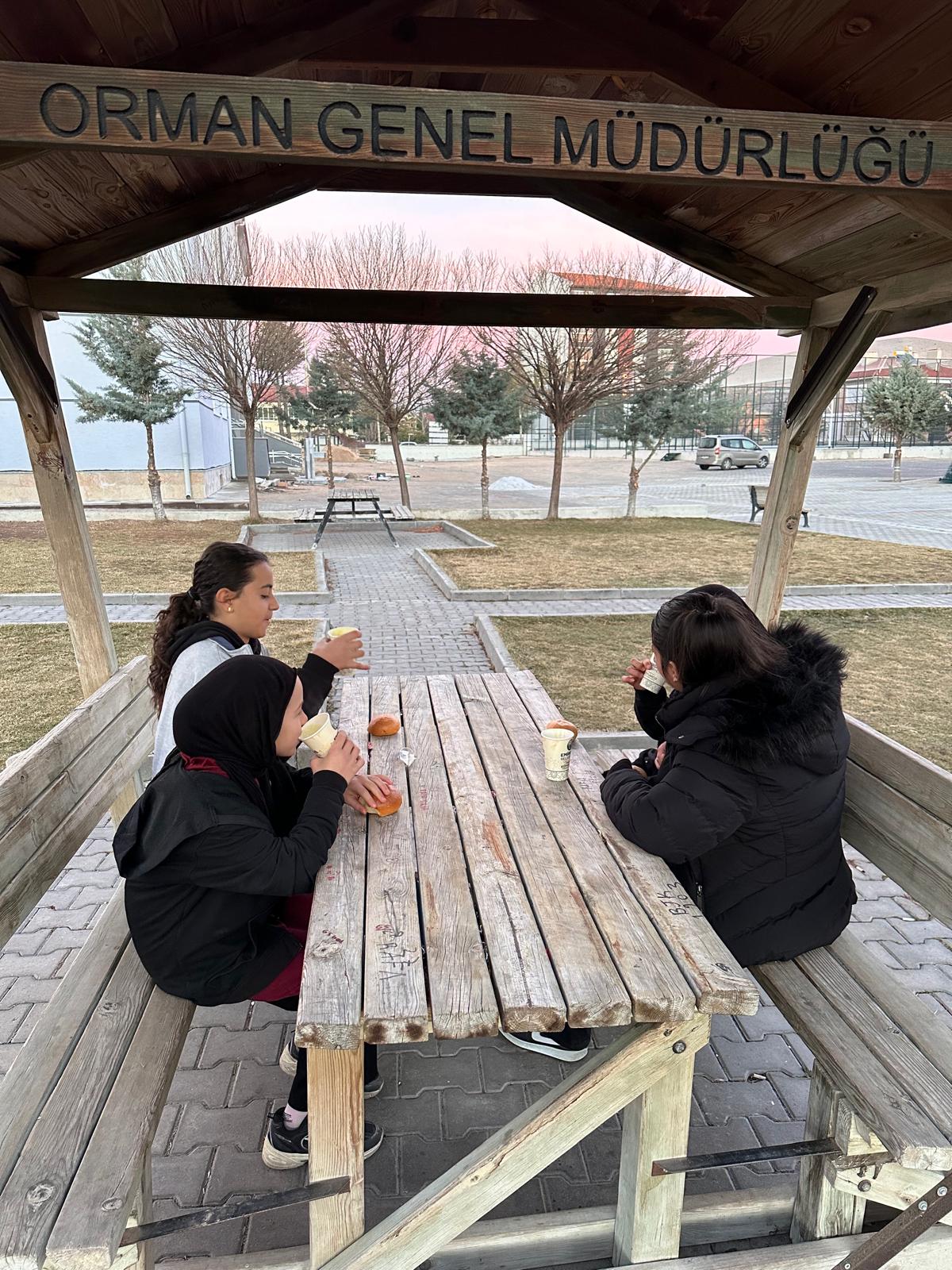 Emirdağ Belediye Başkanı Serkan Koyuncu, eğitime verdiği önemi sahaya yansıtan