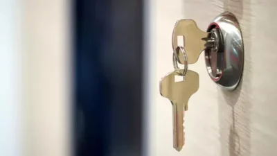 Ev güvenliğini artırmak amacıyla geceleri kapıyı kilitleyip anahtarı üzerinde bırakmak,