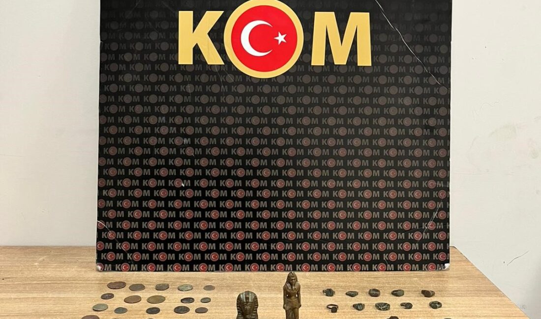 Afyonkarahisar'ın Bolvadin ilçesinde polis tarafından yapılan operasyonda aralarında sikke, yüzük