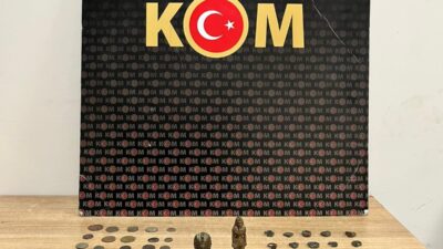 Afyonkarahisar'ın Bolvadin ilçesinde polis tarafından yapılan operasyonda aralarında sikke, yüzük