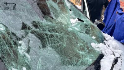 Siirt’in Kurtalan ilçesinde yağan yoğun kar kısada sürede hayatı felç