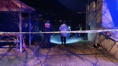 Vücuduna aldığı çok sayıda bıçak darbesiyle yere yığılan Öztürk’ü, 75