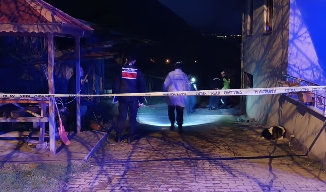 Vücuduna aldığı çok sayıda bıçak darbesiyle yere yığılan Öztürk’ü, 75