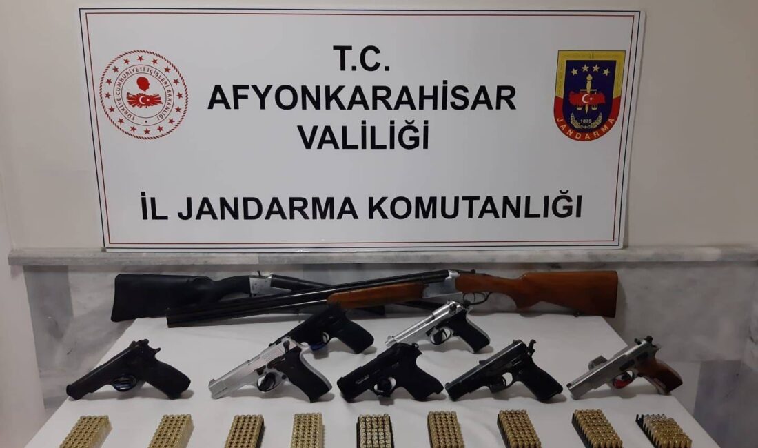Afyonkarahisar İl Jandarma Komutanlığı, yasa dışı silahlanmaya yönelik yürüttüğü titiz