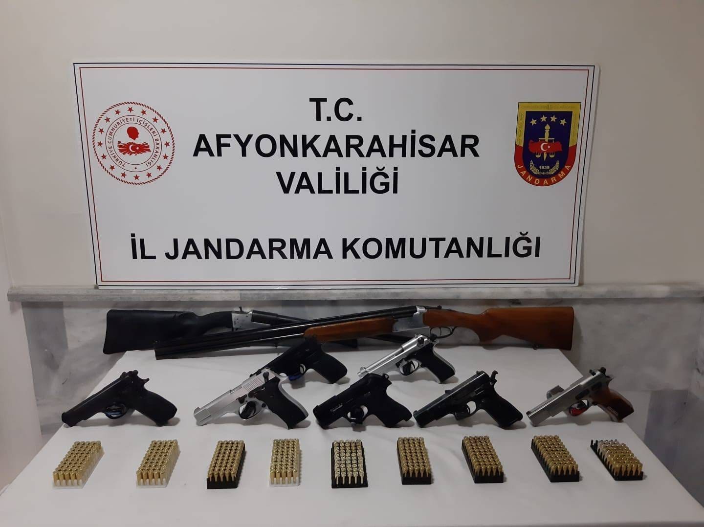 Afyonkarahisar İl Jandarma Komutanlığı, yasa dışı silahlanmaya yönelik yürüttüğü titiz