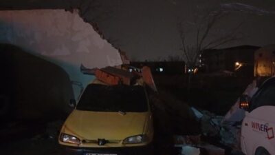 Bursa’nın Yıldırım ilçesi Arabayatağı Mahallesi’nde, lodos fırtınasının şiddetine dayanamayan bir