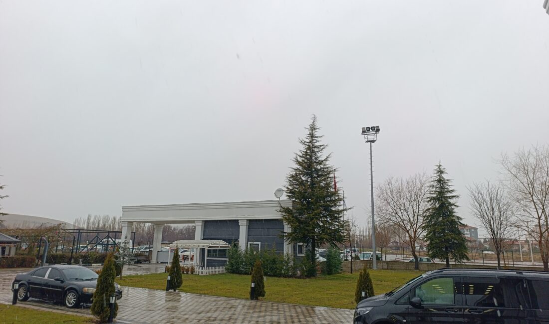 Meteorolojinin uyarıları sonrası Afyonkarahisar'da beklenen kar yağışı başlarken hava sıcaklıkları da