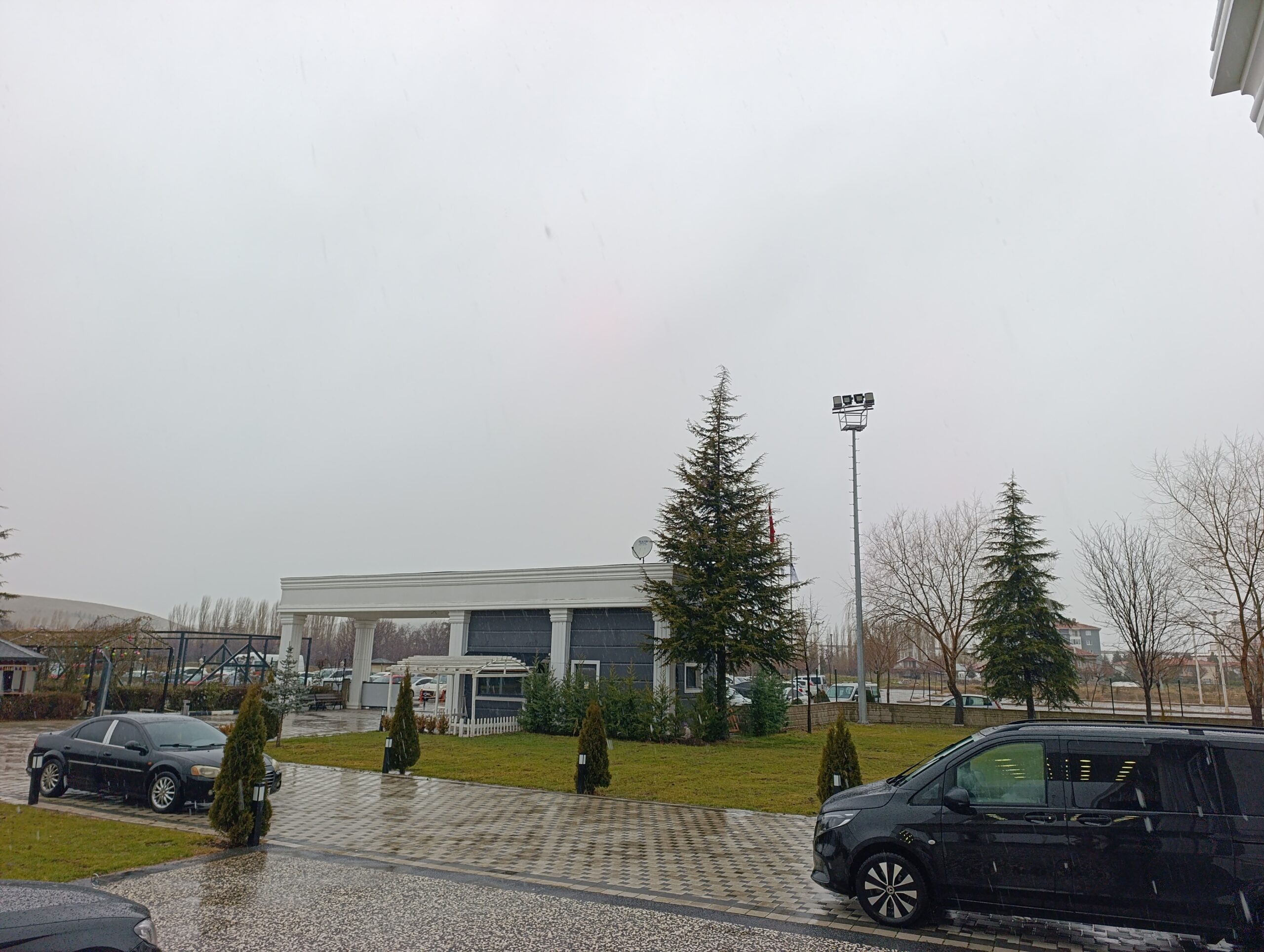 Meteorolojinin uyarıları sonrası Afyonkarahisar'da beklenen kar yağışı başlarken hava sıcaklıkları da