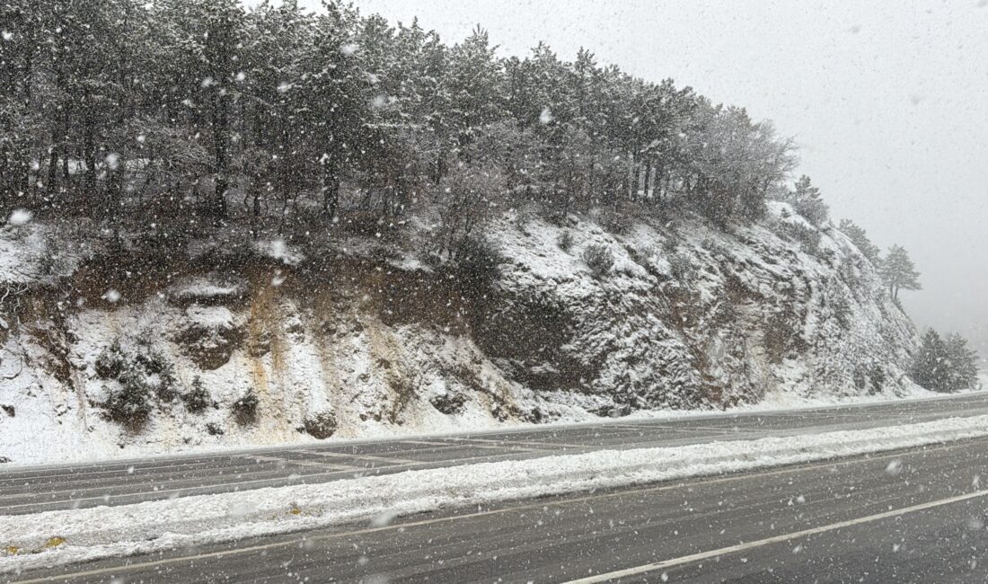 Meteorolojinin uyarıları sonrası Afyonkarahisar'da başlayan kar yağışı kentin yüksek rakımlı noktalarında