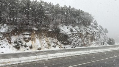 Meteorolojinin uyarıları sonrası Afyonkarahisar'da başlayan kar yağışı kentin yüksek rakımlı noktalarında
