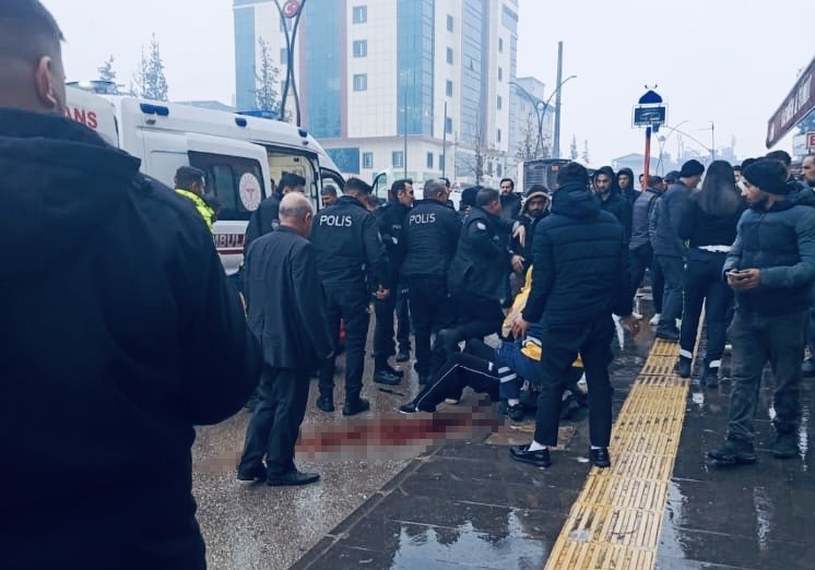 Gaziantep’in Şahinbey ilçesinde akşam saatlerinde meydana gelen bıçaklı kavga, bir