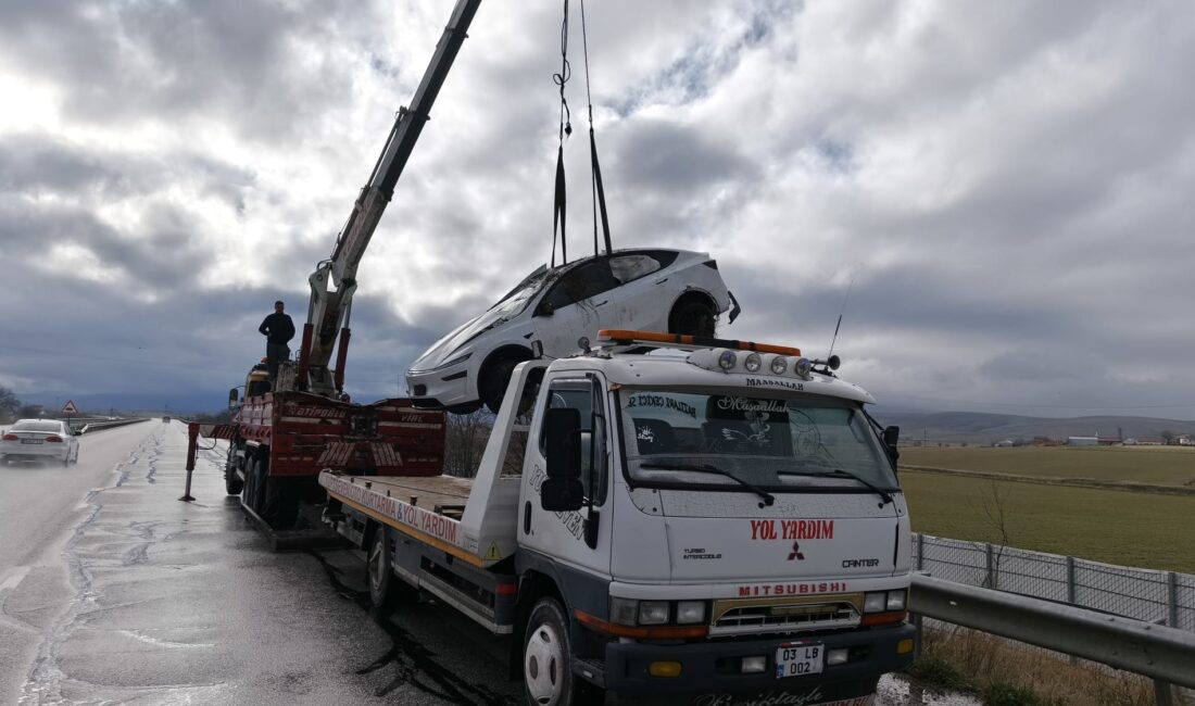 Afyonkarahisar’ın Sandıklı ilçesinde kontrolden çıkan bir elektrikli otomobilin şarampole yuvarlanması