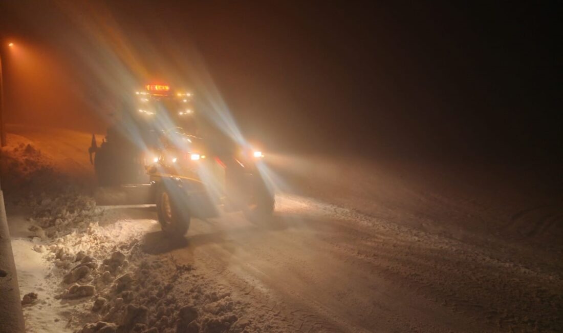Afyonkarahisar'da rakımı yüksek bölgelerde kar yağışı etkili olurken, ekipler köy