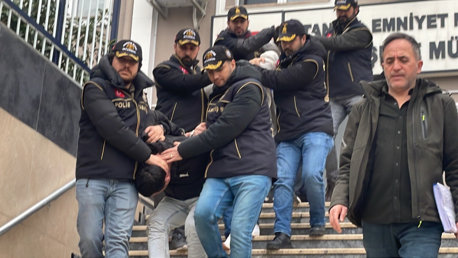 İstanbul Arnavutköy’de polisin "dur" ihtarına uymayan bir araçta bulunan cesetle