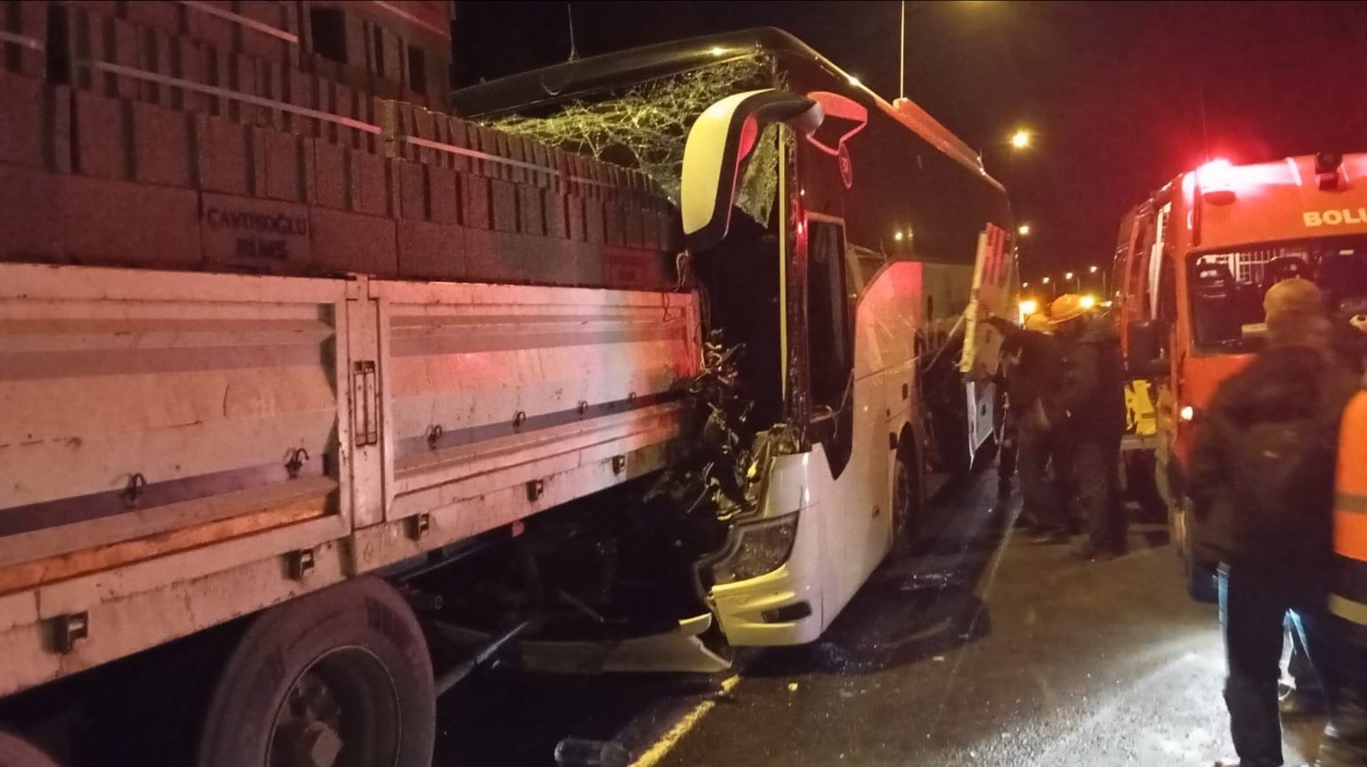 Anadolu Otoyolu Düzce geçişinde gece saatlerinde meydana gelen trafik kazasında,