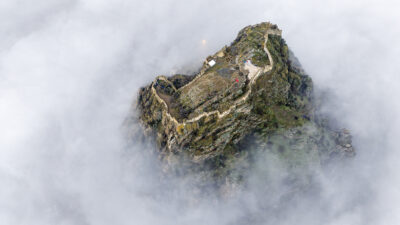 Afyonkarahisar’ın simgesi olan tarihi Afyonkarahisar Kalesi, sabahın erken saatlerinde kenti