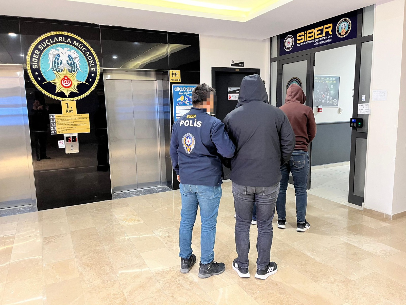 Afyonkarahisar’da internet üzerinden yapılan büyük bir dolandırıcılık vakası, emniyetin titiz