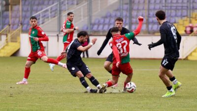Kocatepe Spor Kompleksi’nde bulunan Zafer Stadyumu’nda oynanan maça her iki