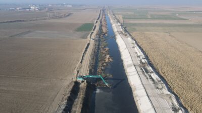 Afyonkarahisar’ın hayat damarlarından biri olan Akarçay’da, taşkın risklerini azaltmak ve