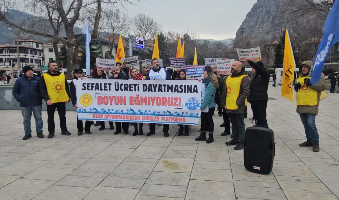 Eğitim Sen Afyonkarahisar Şube Başkanı Ender Karaaslan, Zafer Meydanı’nda yaptığı