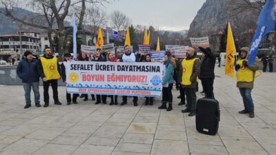 Eğitim Sen Afyonkarahisar Şube Başkanı Ender Karaaslan, Zafer Meydanı’nda yaptığı