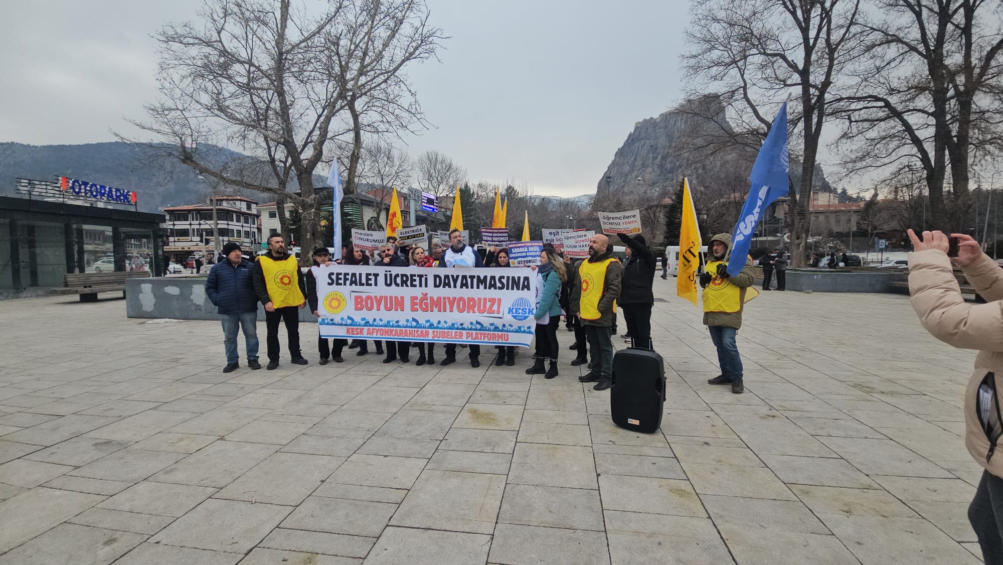 Eğitim Sen Afyonkarahisar Şube Başkanı Ender Karaaslan, Zafer Meydanı’nda yaptığı