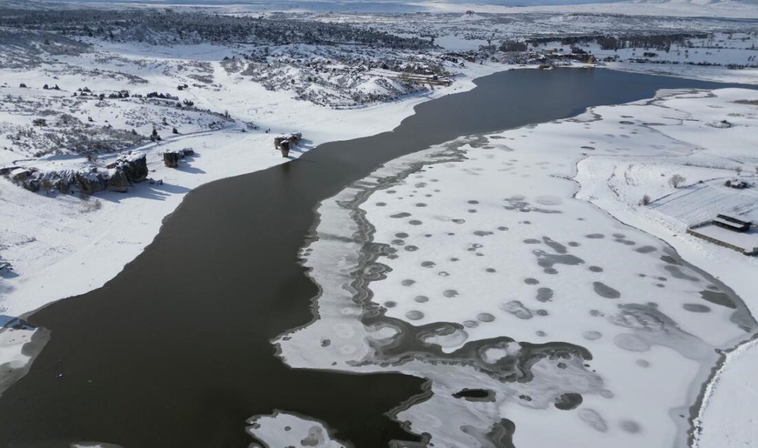 Hava sıcaklıklarının sıfır derecelerin altına düştüğü Afyonkarahisar'da donan Emre Gölü