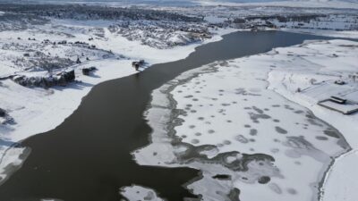 Hava sıcaklıklarının sıfır derecelerin altına düştüğü Afyonkarahisar'da donan Emre Gölü