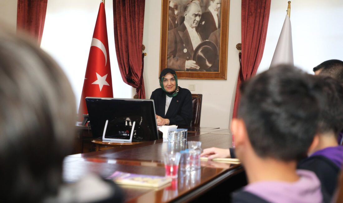 Hoca Ahmet Yesevi Ortaokulu idarecileri, Türkçe Öğretmeni Murat Koru ve