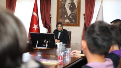 Hoca Ahmet Yesevi Ortaokulu idarecileri, Türkçe Öğretmeni Murat Koru ve