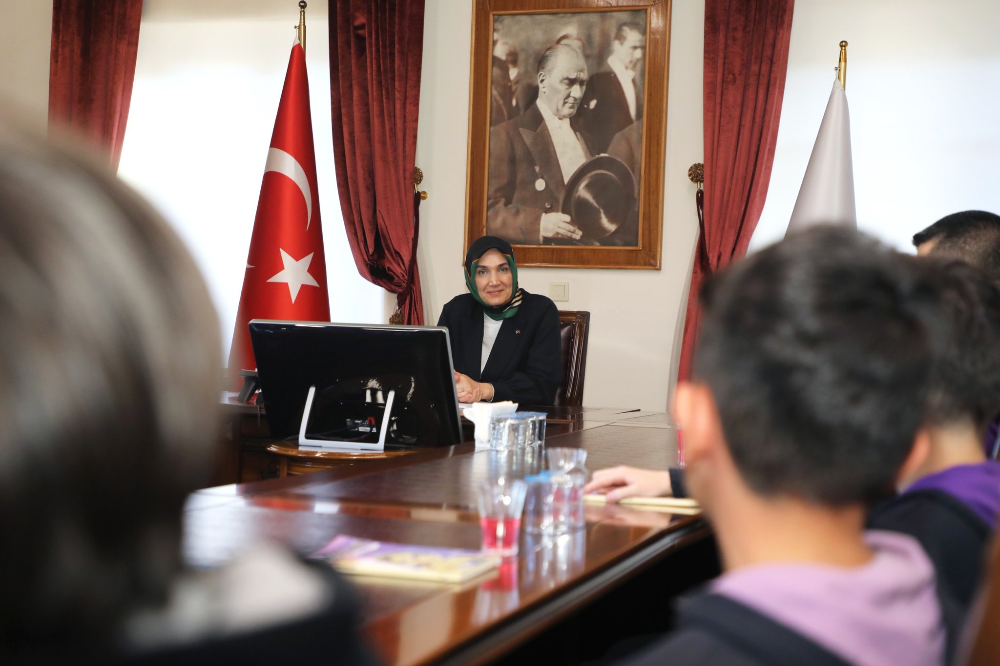 Hoca Ahmet Yesevi Ortaokulu idarecileri, Türkçe Öğretmeni Murat Koru ve