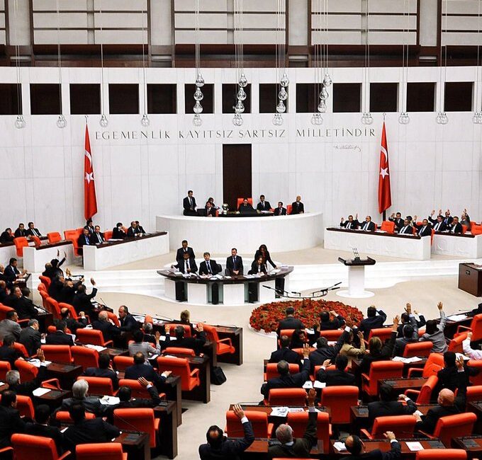 Meclis’te trafik devrimi: Miras kalan araçlara 90 gün sınırı ve yeni denetim dönemi! TBMM Genel Kurulu’nda kabul edilen yeni kanun teklifinin ilk maddeleriyle