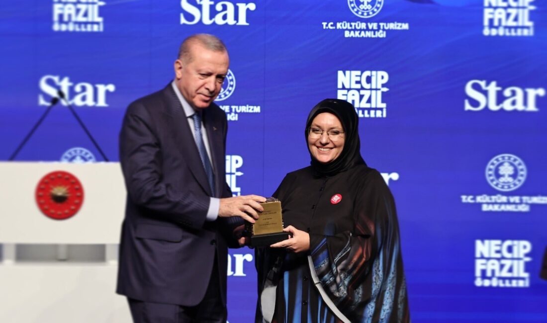 Afyonkarahisar Valisi Doç. Dr. Kübra Güran Yiğitbaşı, şair ve yazar