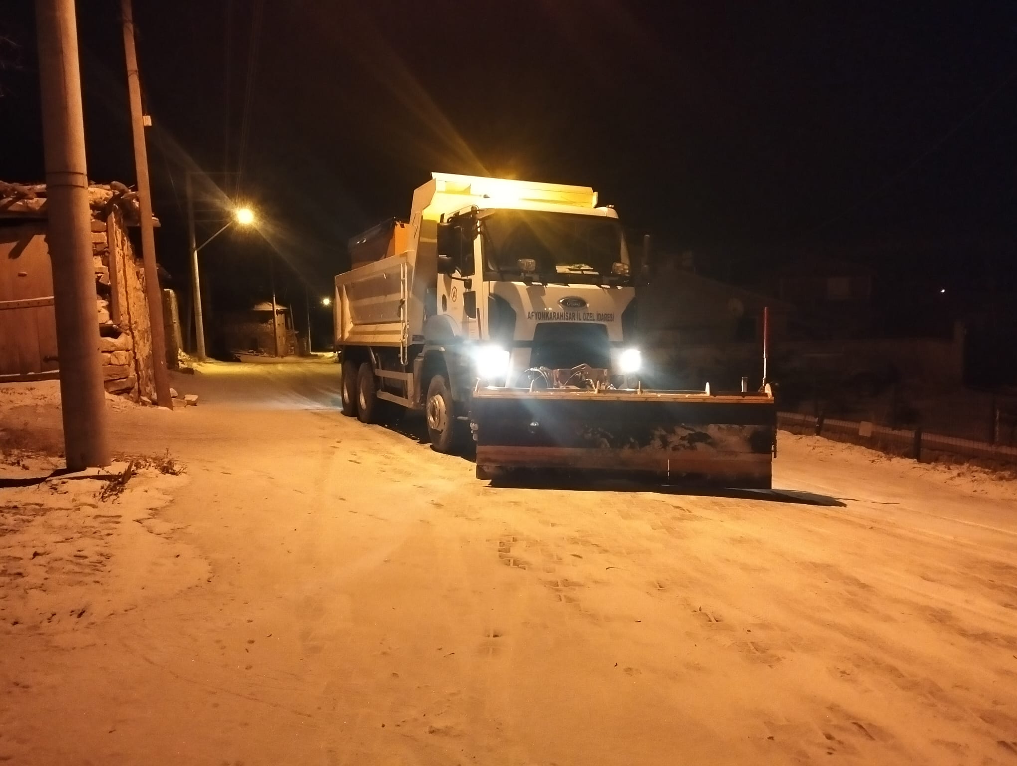 Afyonkarahisar İl Özel İdaresi, kent genelinde etkisini sürdüren olumsuz hava