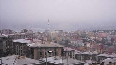 İstanbul'da sabahın erken saatlerinde başlayan kar yağışı, bazı bölgelerde aralıklı