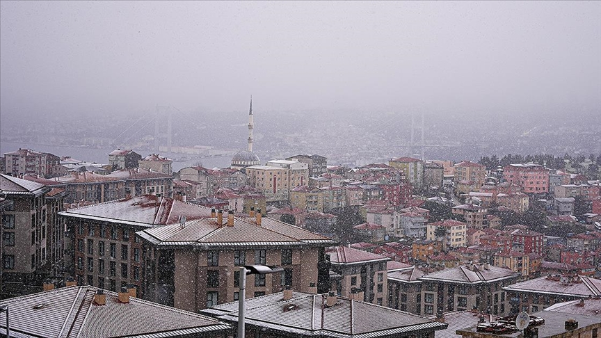 İstanbul'da sabahın erken saatlerinde başlayan kar yağışı, bazı bölgelerde aralıklı