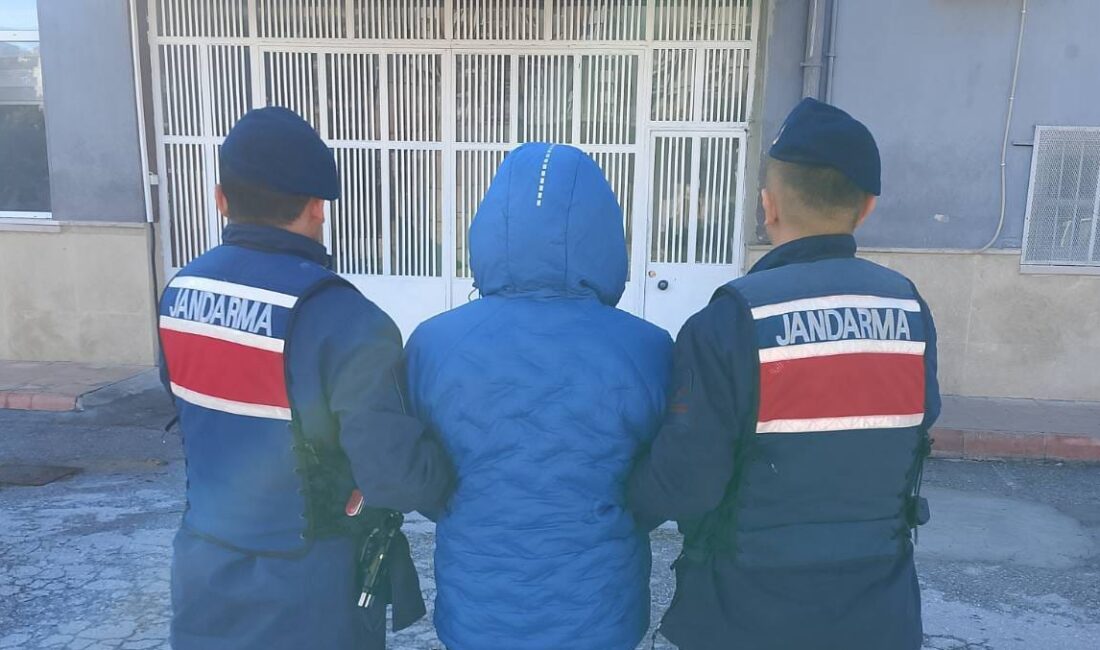 Yapılan aramalarda 3 bin 692 adet sentetik uyuşturucu hap, 9