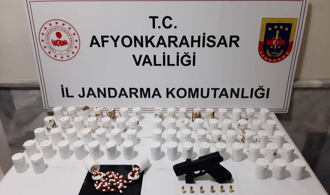 Yapılan aramalarda 3 bin 692 adet sentetik uyuşturucu hap, 9