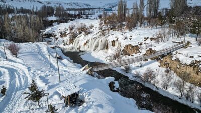 Van'da etkili olan kar yağışının ardından kısmen donan Muradiye Şelalesi'nin