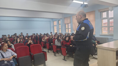 Program kapsamında polislik mesleğinin görev ve sorumlulukları tanıtılırken, 112 Acil