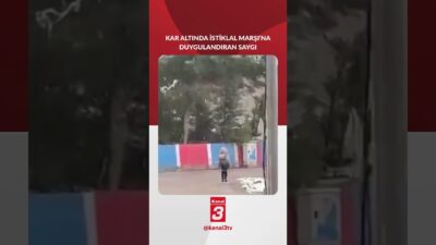 Karabük’te okula giderken İstiklal Marşı’nı duyan öğrenci, kar yağışının altında